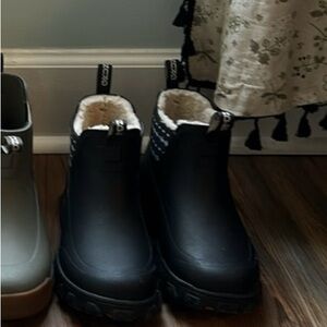 Grundens rain boots. All size 7. These are SMS samples. Gently used.